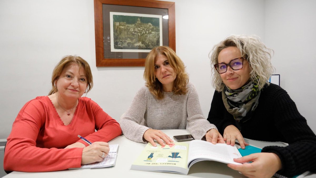 Eva Miralles, colaboradora, junto a Manoli Villariño y Míriam Arenas, fundadoras de Afasit.