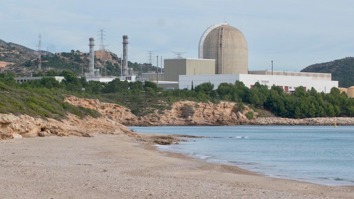 La central nuclear Vandellòs II de fondo.
