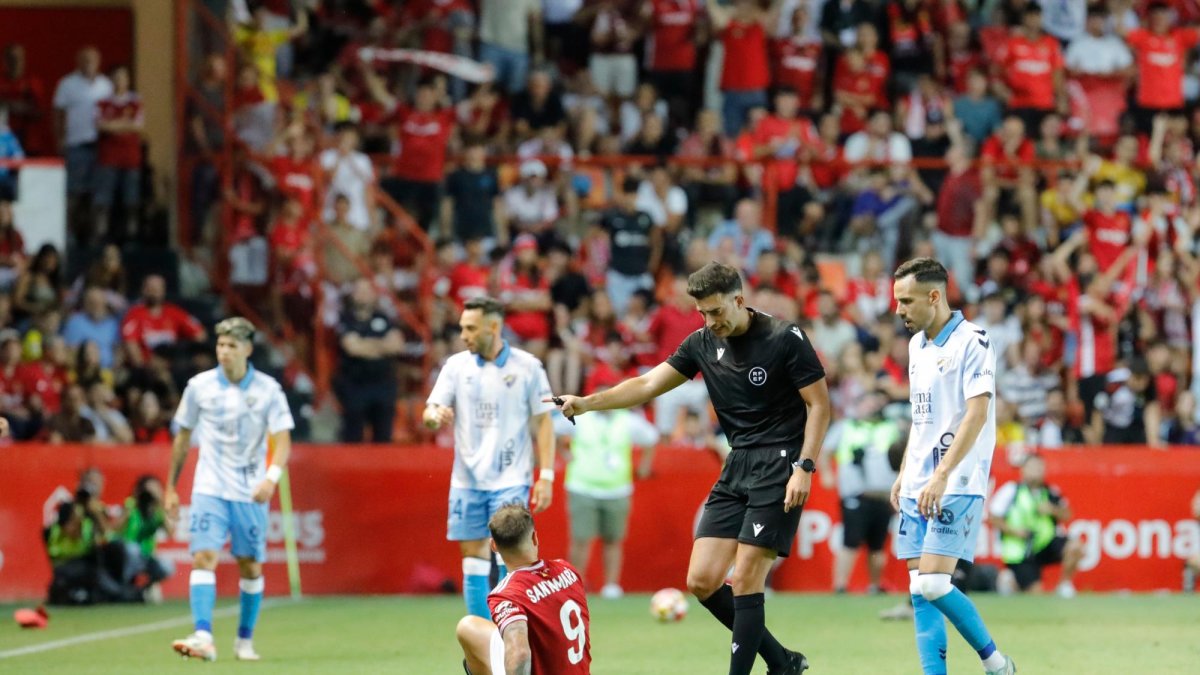 Eder Mallo dirigiéndose a Gorka Santamaria en el Nàstic-Málaga.