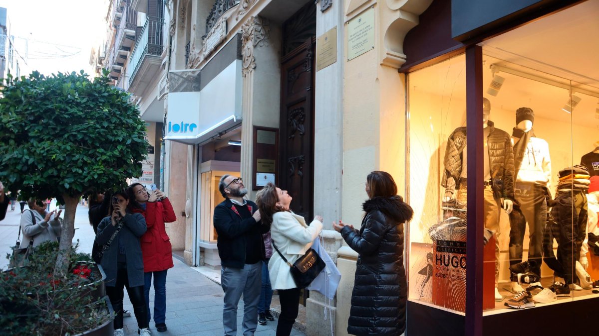 La placa commemorativa es va instal·lar ahir al carrer Llovera.
