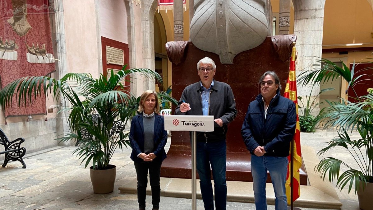 Imagen de archivo de Jordi Sendra con Elvira Vidal y Pep Manresa.