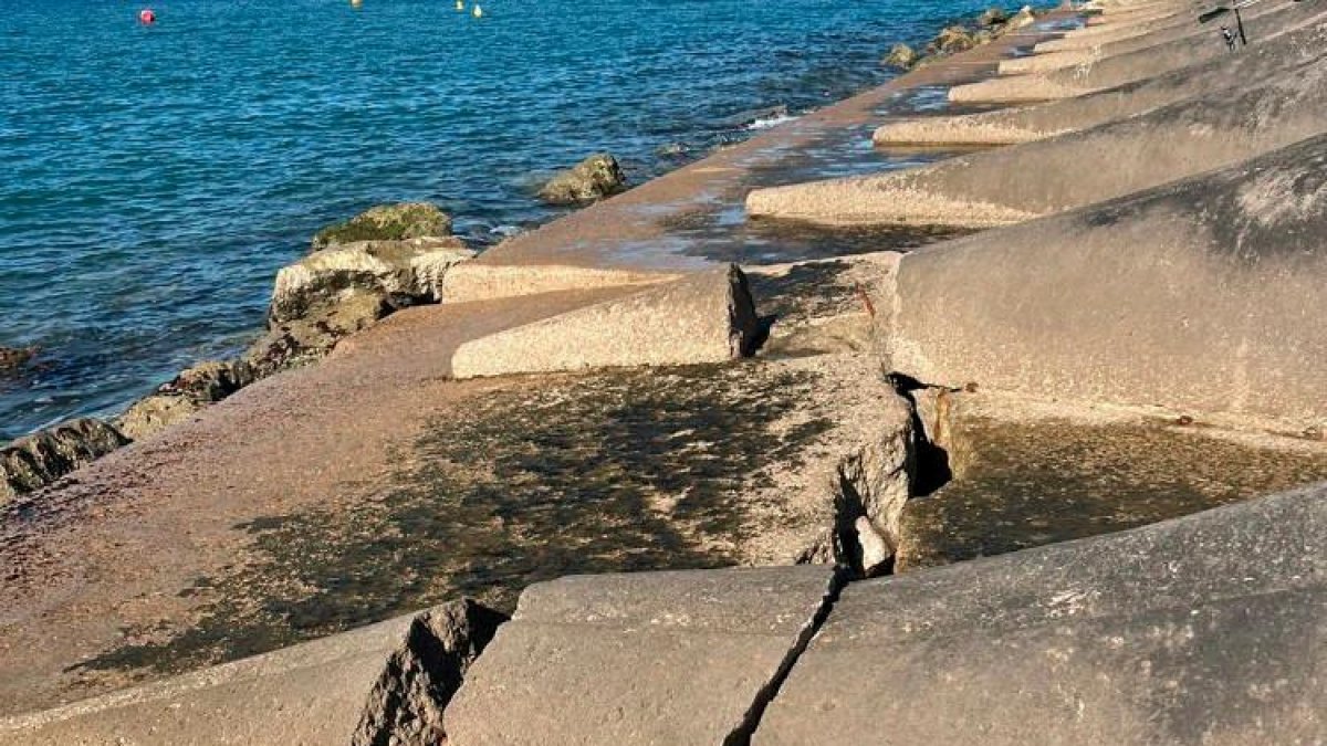 El último temporal ha resquebrajado las barreras de piedra.