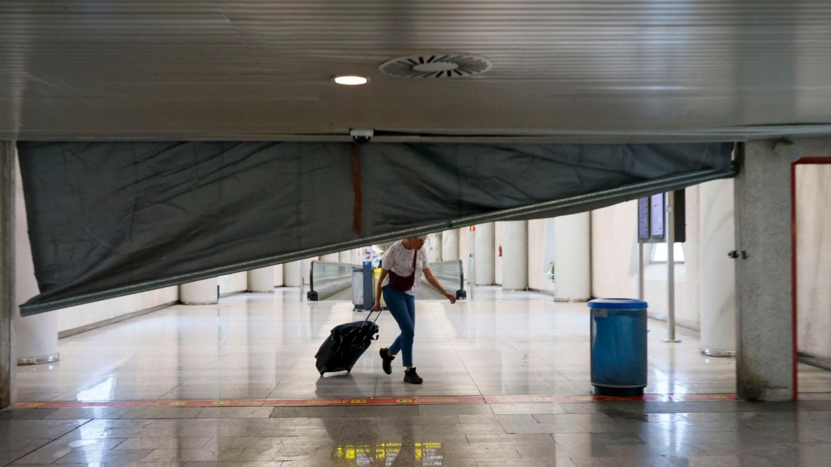 Las inundaciones han obligado a parar temporalmente los vuelos.