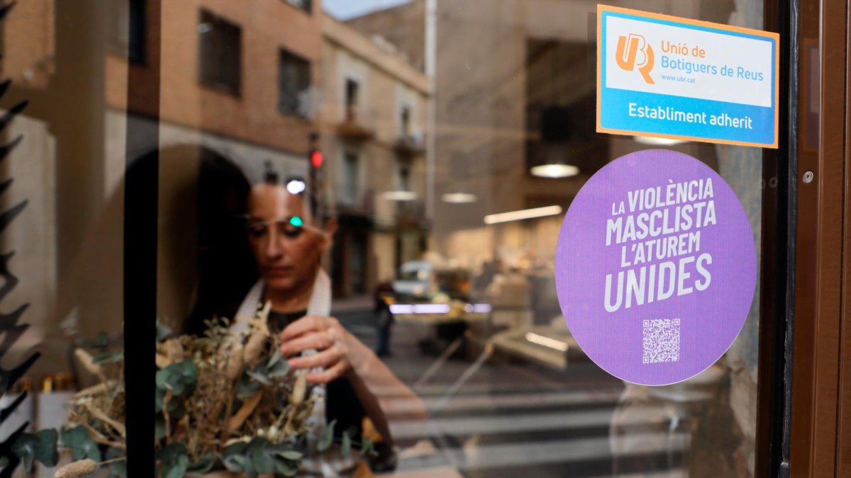 Las pegatinas circulares que identifican el negocio como punto violeta lucen expuestas en las puertas.