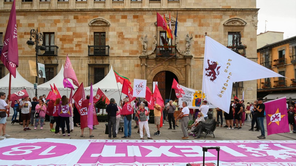 Grupos de personas participan en una concentración en apoyo a la declaración para la autonomía para León ante la Diputación.