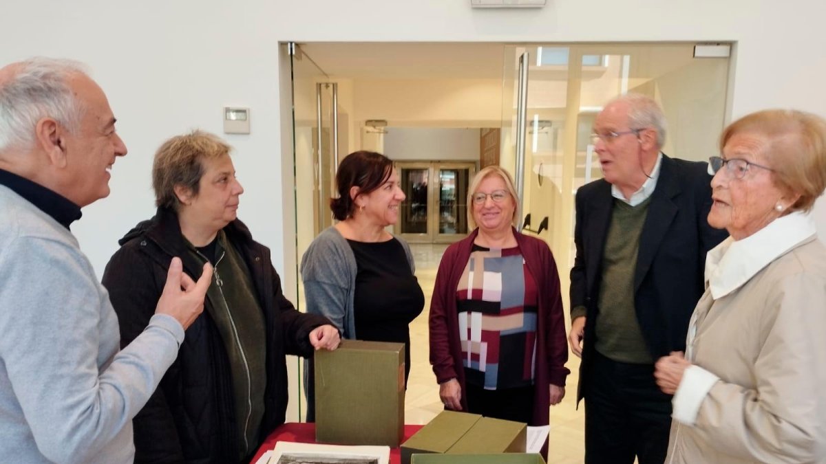 Familiars de l’arquitecte amb diferents representants del consistori.