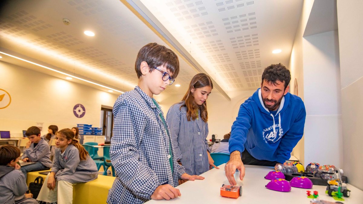 Alumnes de Lestonnac, a la nova aula interactiva del centre.