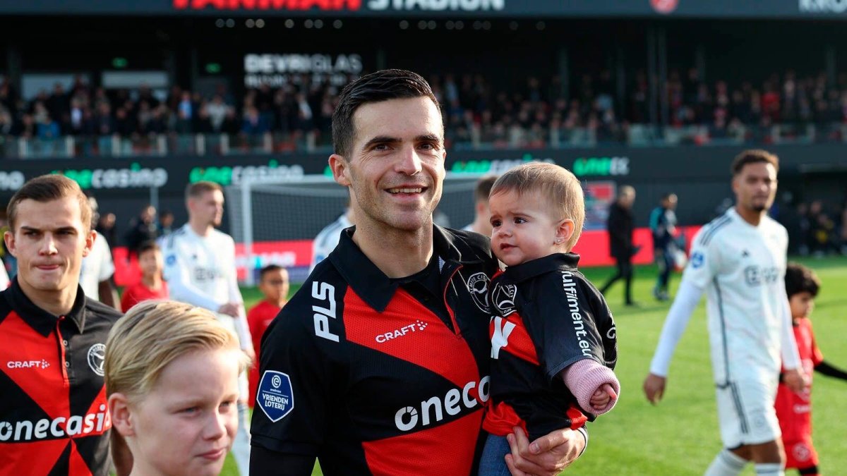 Manel Royo salta al terreno de juego frente al Ajax acompañado de su hija Valeria de 10 meses.