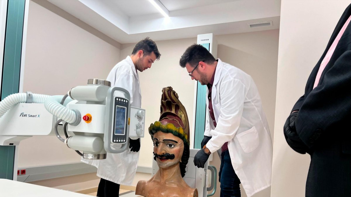 Durante la sesión de rayos X a uno de los elementos festivos de L’Arboç, esta mañana.