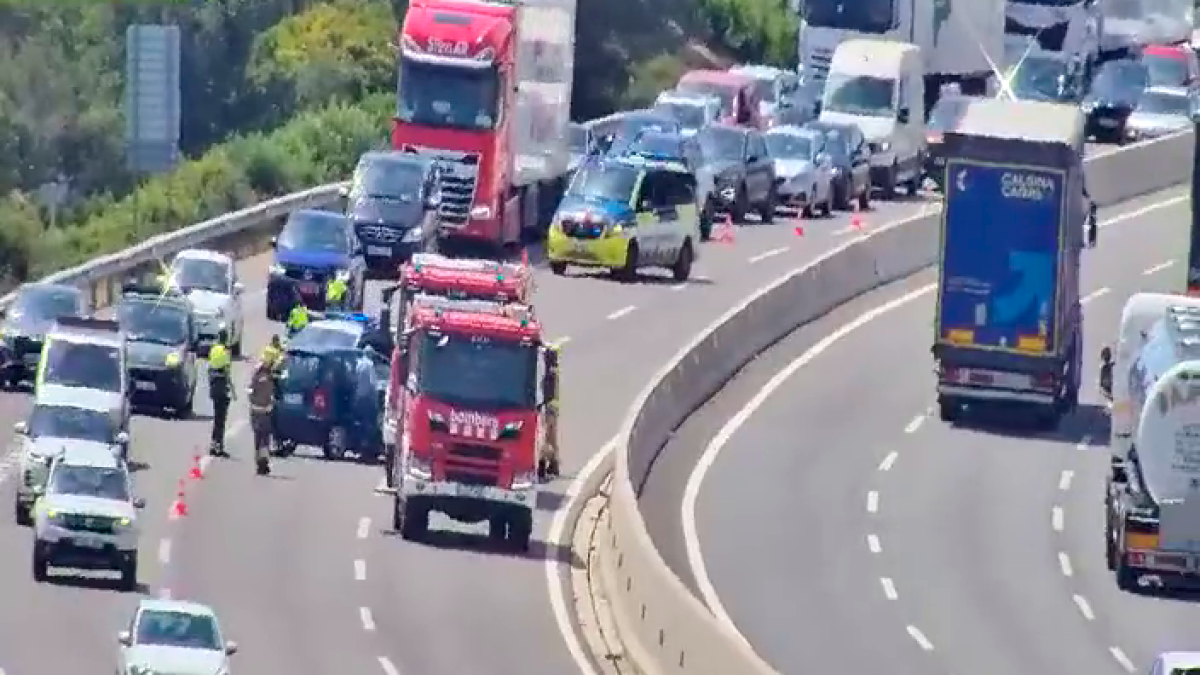 Bombers atendiendo el accidente.