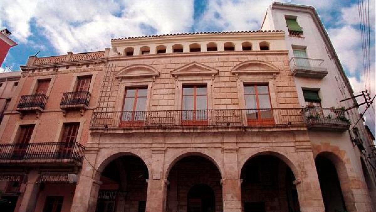 Fachada del Ayuntamiento de Falset, en una imagen de archivo.