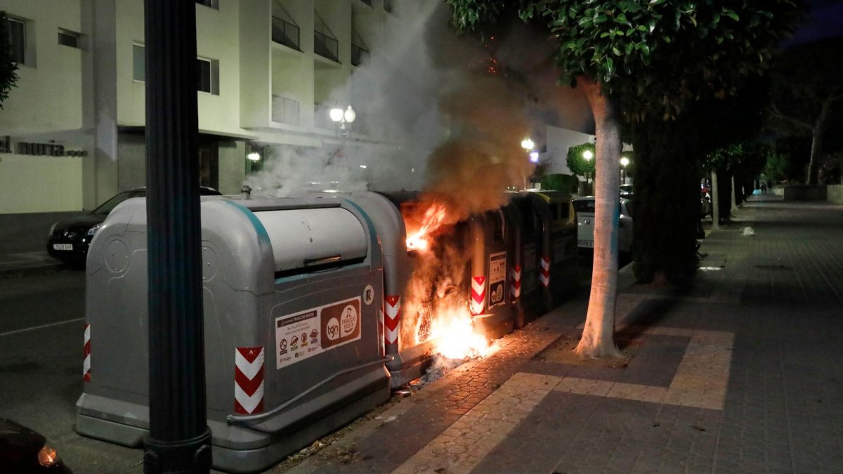 Imagen de archivo de un contenedor ardiendo en Tarragona.