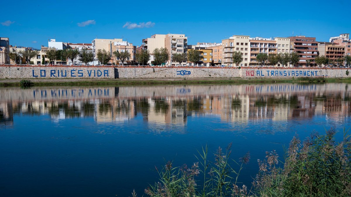 El río Ebre a su paso por Tortosa.