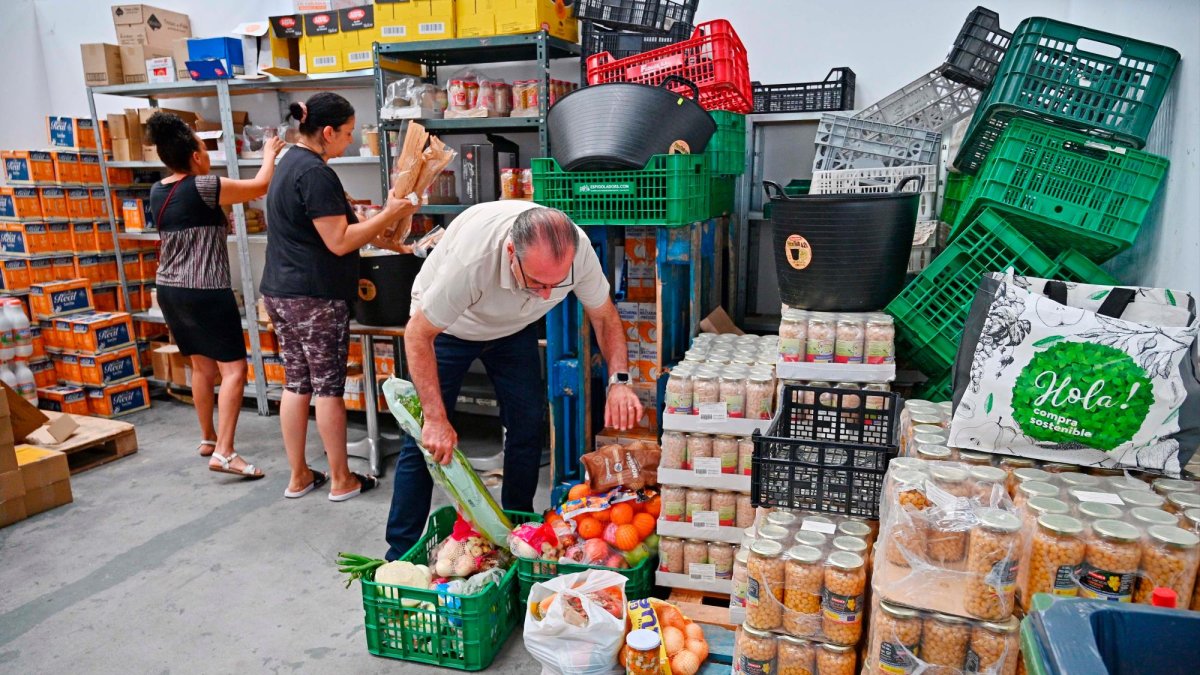 La asociación Tu Refugio entrega alimentos a familias necesitadas cada viernes en Reus.