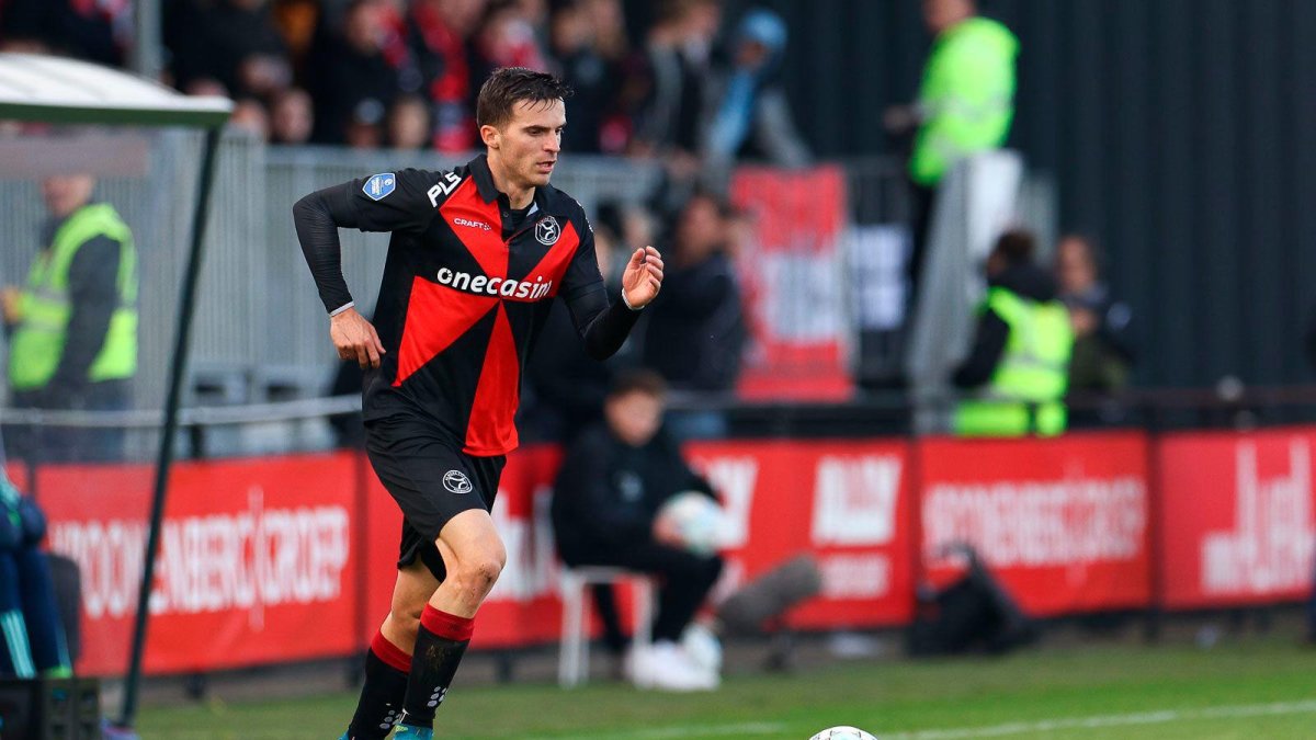 Manel Royo recorre la banda con el Almere en un partido de la liga holandesa.