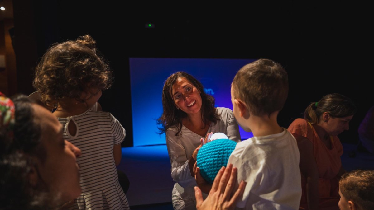 La tarraconense Mei Samarra rodeada de niños y niñas.