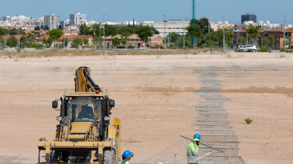 Este miércoles por la mañana empezaron a instalarse las vallas perimetrales para iniciar las obras.