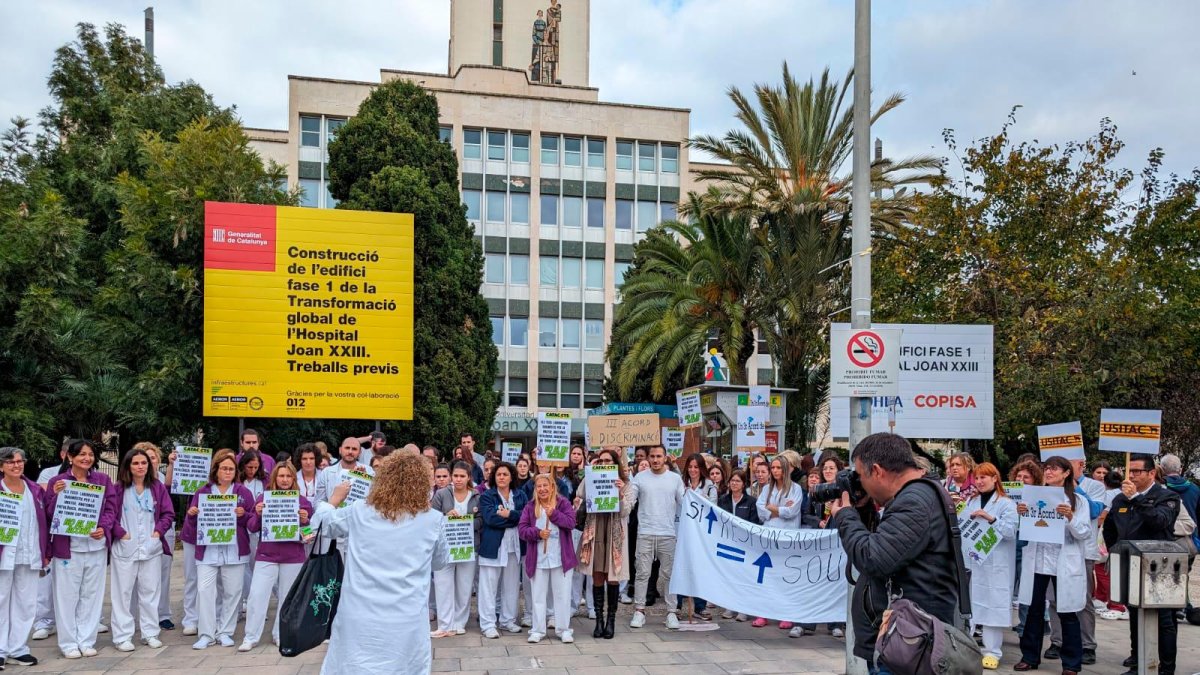 Personal sanitario protestando enfrente del hospital Joan XXIII.