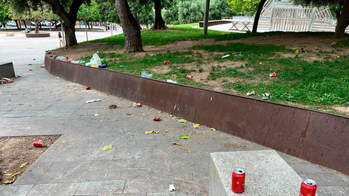 Botellas de cristal rotas en el parque: C. Pomerol