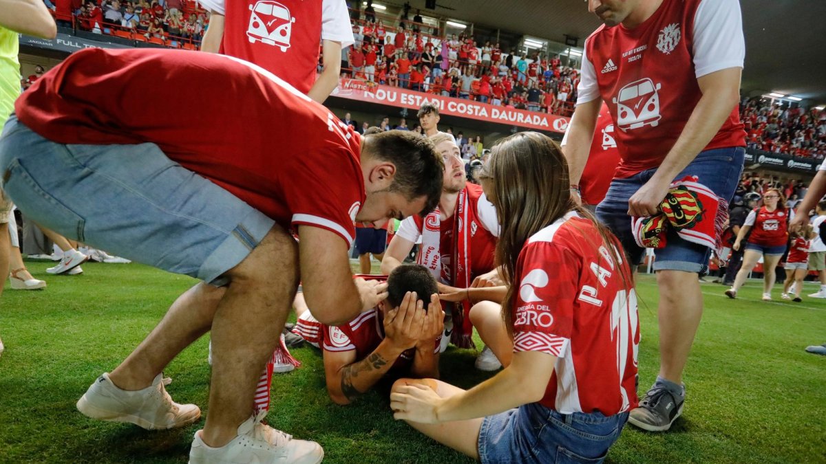 Pablo Fernández, delantero del Nàstic, consolado por amigos y familiares.