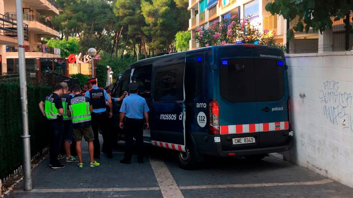 Imagen de archivo de policías y mossos en Salou en plena operación.