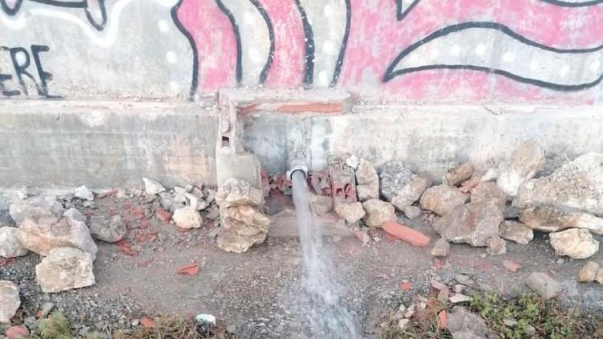 El grifo del agua apareció destrozado.