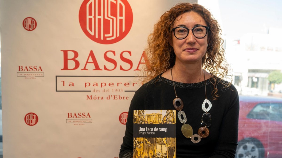 Rosana Andreu con un ejemplar de su libro ‘Una taca de sang’.