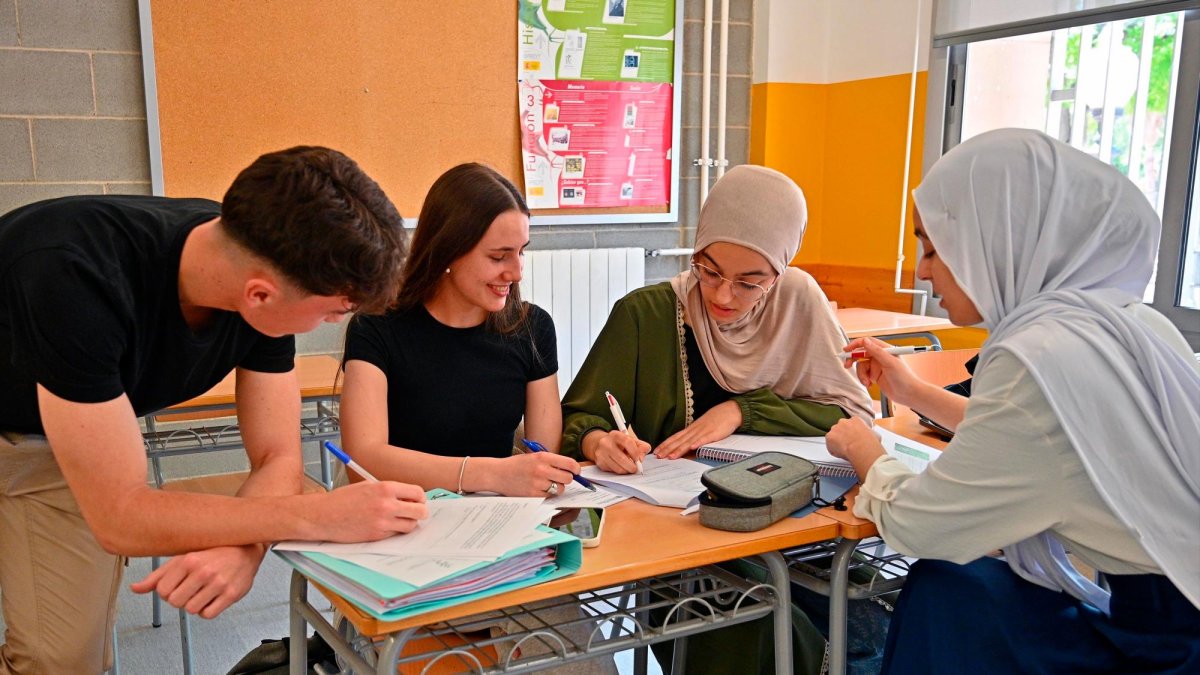 A por todas: cuatro alumnos (todos tienen más de 9 de nota en Bachillerato) estudiando en el Institut Vidal i Barraquer.