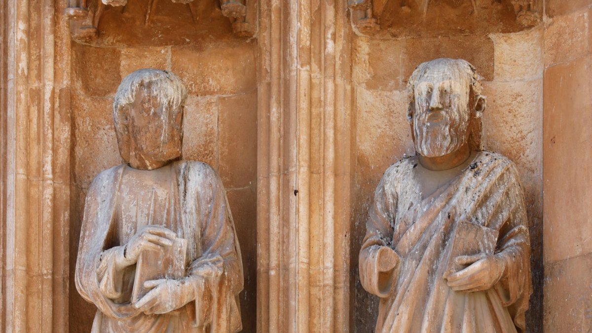 Algunas estatuas de los apóstoles están tan afectadas que ya no se les ve ni el rostro.
