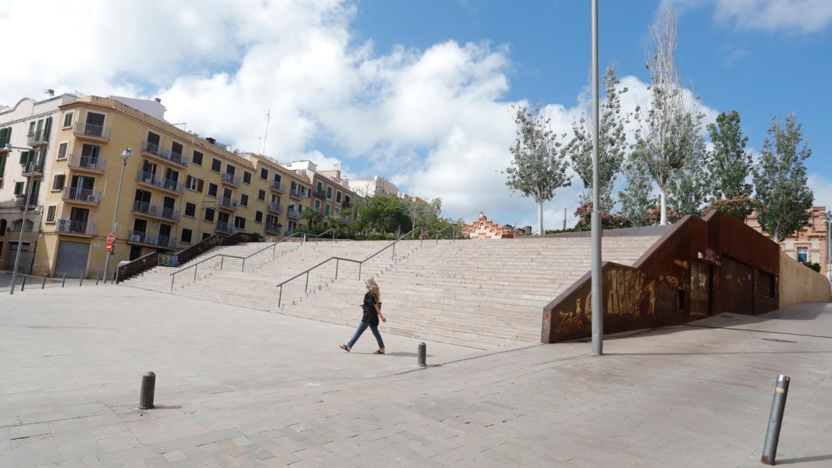 Imagen del entorno del parking Jaume I, con las escaleras que dan acceso a la plaza al aire libre de la planta superior.