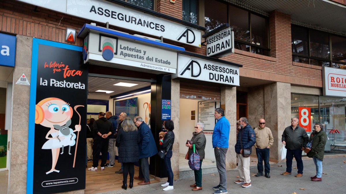 Algunos clientes guardando fila a la entrada de la administración La Pastoreta, esta semana.