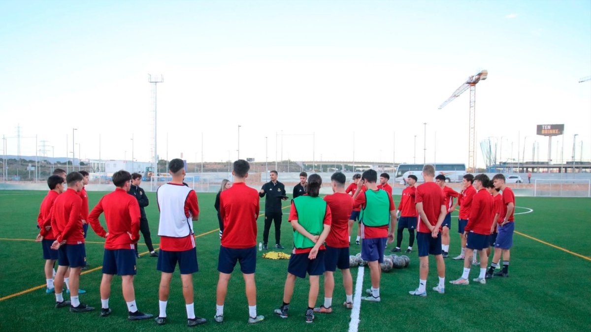 Los jugadores del Juvenil del Nàstic entrenan en la Ciudad Deportiva.