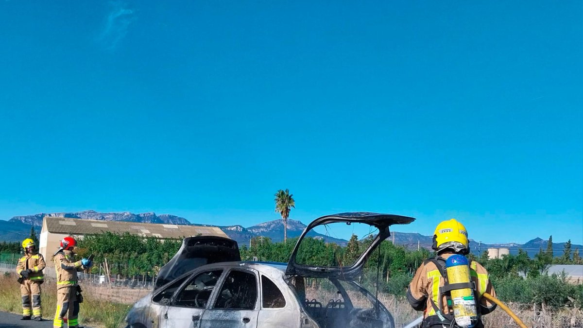 Los bomberos aparando el fuego.