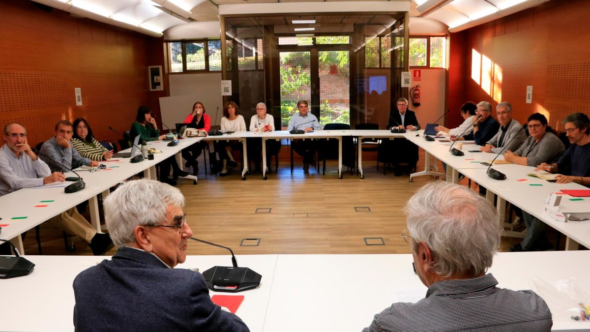 Un moment de la reunió del Consell Escolar, per parlar sobre l’ús del mòbil als centres educatius.