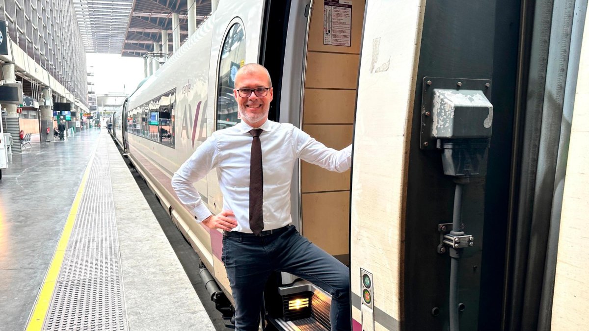 El diputado de JxCat, Josep Maria Cruset, en el AVE de vuelta a Catalunya tras la investidura de Pedro Sánchez.