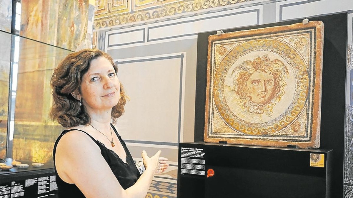 Pilar Bravo muestra el mosaico de Medusa, en el Museu Nacional Arqueològic.