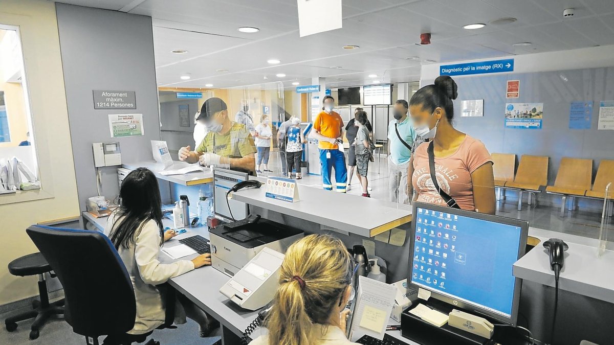 Antes de acudir al mostrador, los pacientes confirman la visita en las máquinas de la entrada.