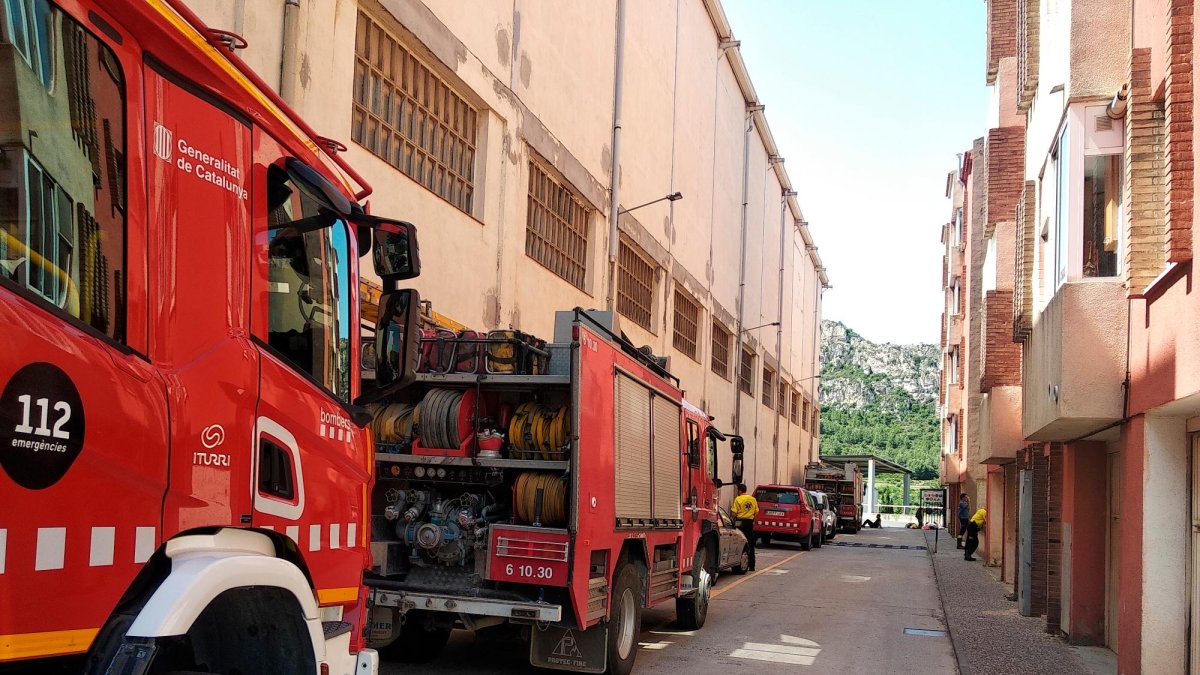 Dotacions de bombers a l’entrada a la fàbrica Gomà Camps de la Riba, avui.