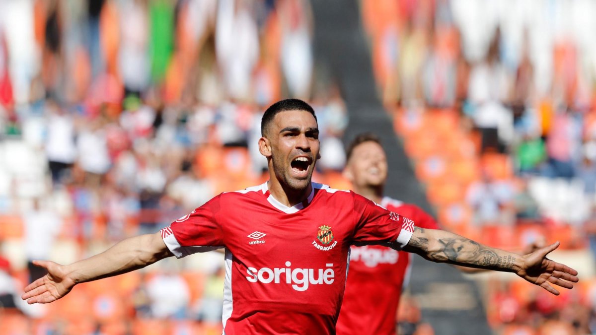Dani Romera celebra uno de sus tres goles conseguidos frente al Linense esta pasada temporada.