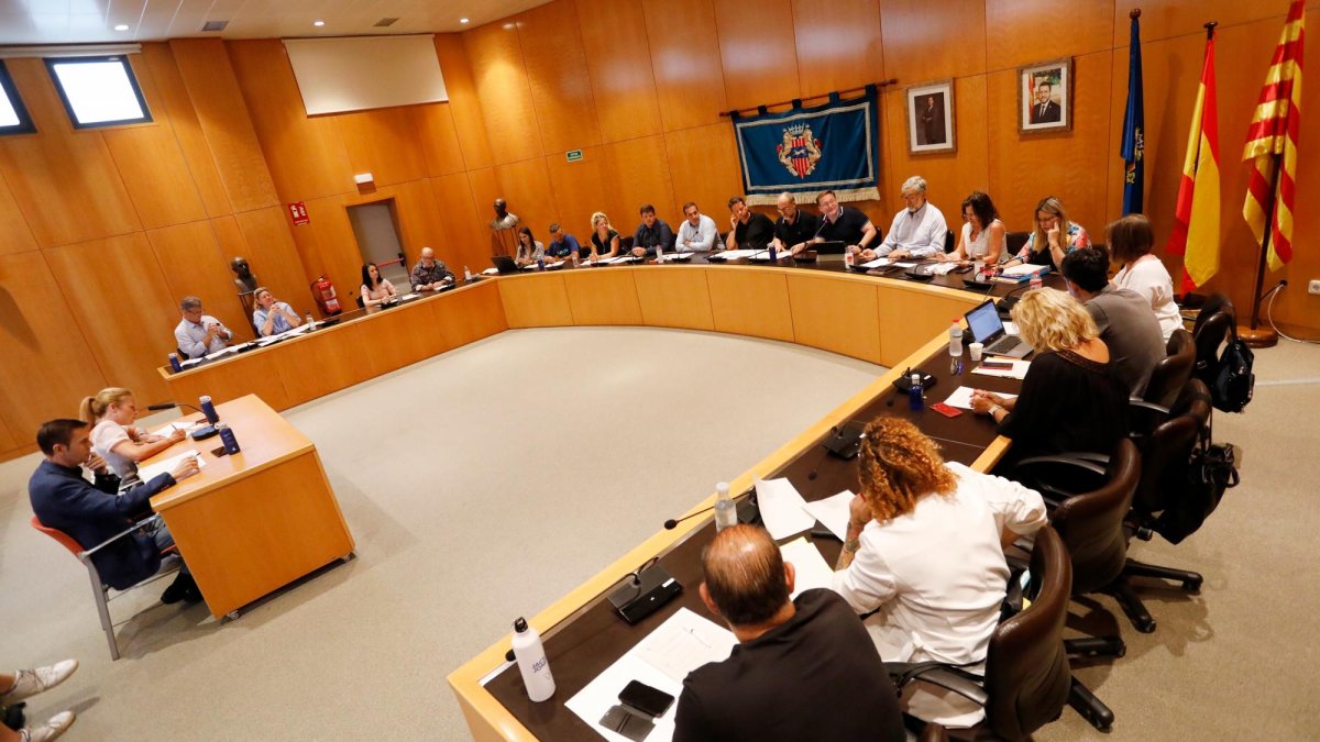 Un momento de la sesión plenaria celebrada ayer por la mañana en el Ayuntamiento de Cambrils.