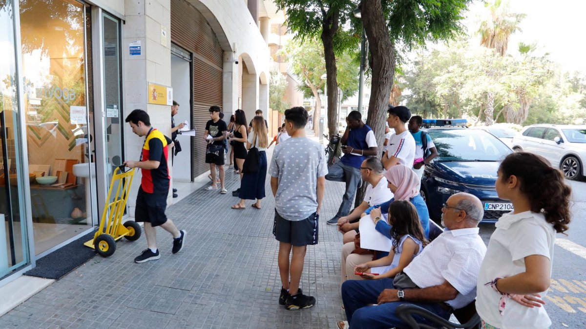 Personas esperando su turno ayer en la oficina de expedición del DNI.