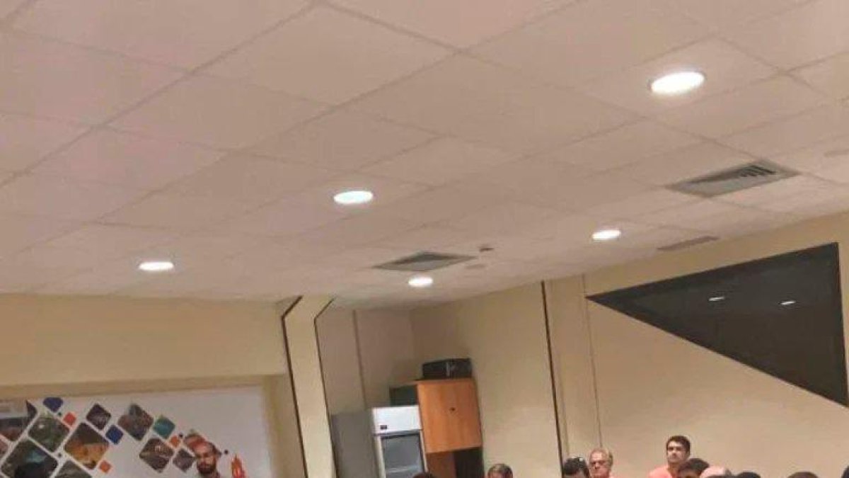 Los socios acudieron a la Sala VIP del Pavelló Olímpic de Reus para conocer el escrutinio de la encuesta y aprobar los resultados.
