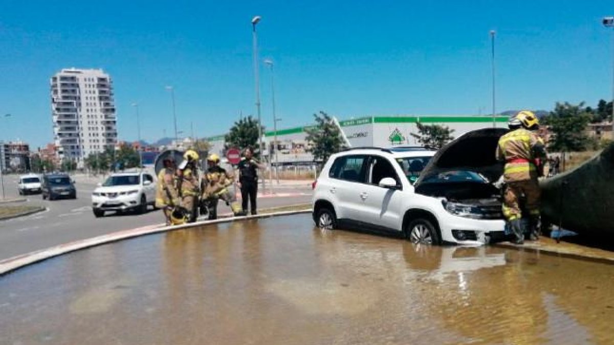 El vehicle dins de la font.