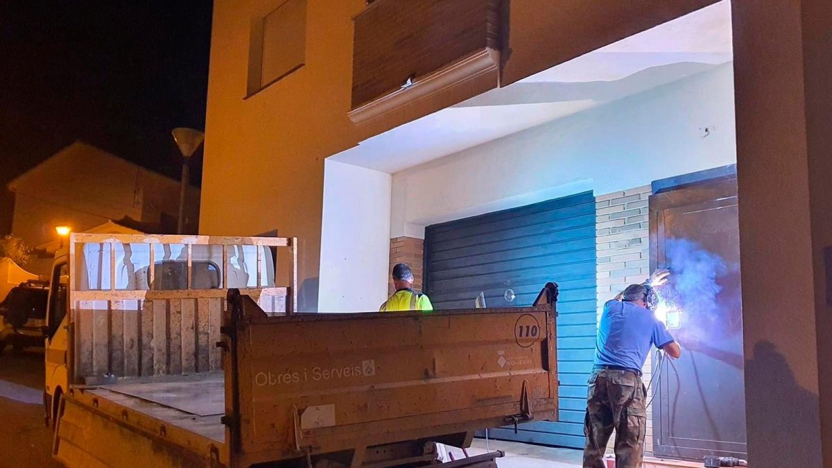La brigada ha sellat l’accés a la vivenda.