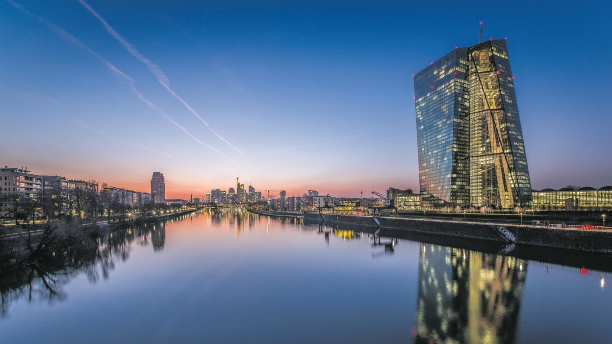 Vista nocturna de la sede del Banco Central Europeo (BCE) en Frankfurt, a la derecha de la imagen.
