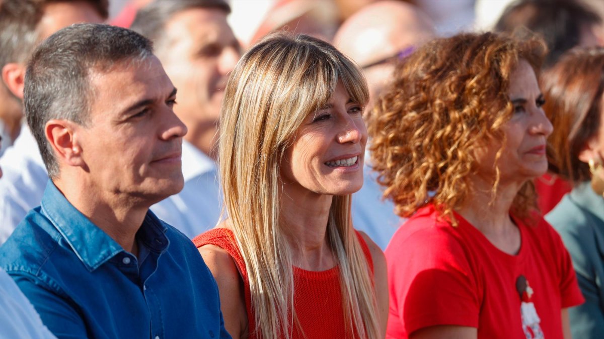 El secretario general del PSOE y presidente del Gobierno, Pedro Sánchez (i), junto a su mujer, Begoña Gómez (c), y la vicesecretaria general del PSOE y ministra de Hacienda, María Jesús Montero (d), durante un acto electoral de los socialistas en Benalmádena (Málaga).