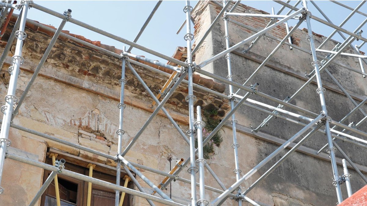La estructura de hierro esconde el avanzado estado de deterioro de la fachada.