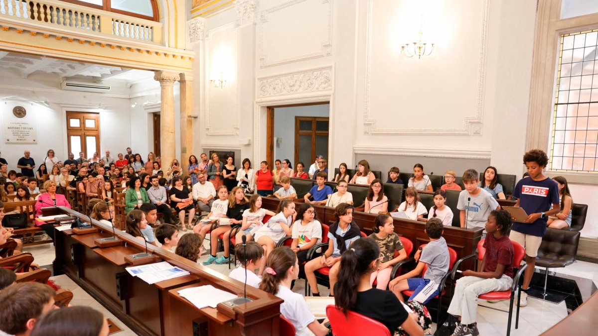 David (izquierda) y Max, alumnos de la Escola Teresa Miquel, toman la palabra en el Salón de Plenos.