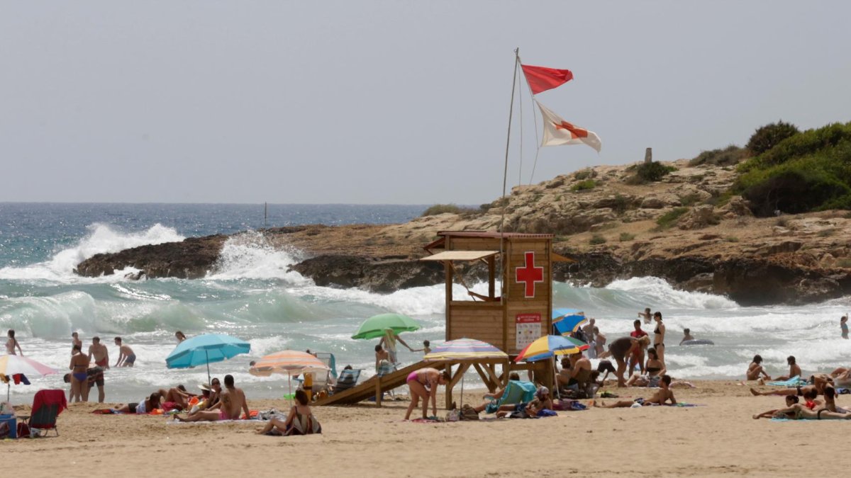Imagen de archivo de una bandera roja en la playa de la Arrabassada en Tarragona.
