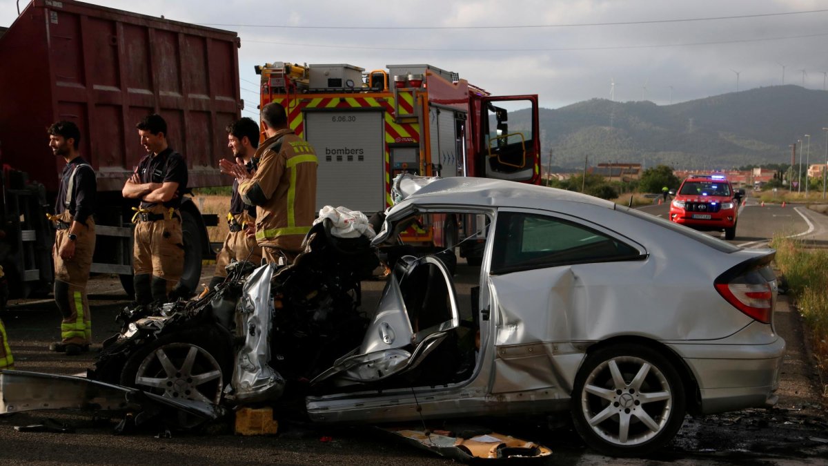 Los dos ocupantes del turismo perdieron la vida después de chocar frontalmente con un camión.